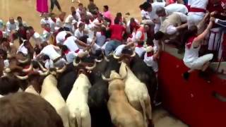 Festas de San Fermin  Pamplona Espanha Momentos de angústia [upl. by Elinnet]