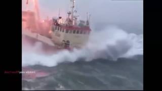 Barcos en Tormentas OLAS MONSTRUOSAS captadas en camara Monster Waves [upl. by Dnumde562]