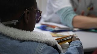 À Bondy une consultation pour faire décrocher les jeunes enfants quotaccrosquot aux écrans  AFP [upl. by Ayana]