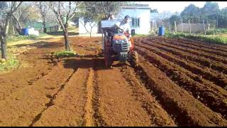 Sembrando patatas con el kubota b1610 [upl. by Kcyred]