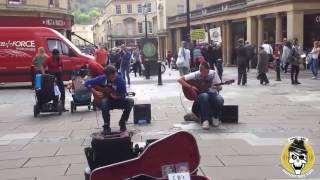 ¡IMPRESIONANTE Dúo callejero tocando TECHNO con guitarras acústicas [upl. by Terra]