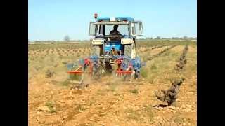 Tractor Trabajando El Tractorista del Ebro ara por segunda vez en Argamasilla de Alba [upl. by Uzia]