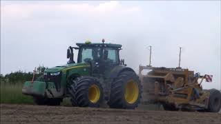 Nivelage avec John Deere 8400R [upl. by Baiel620]