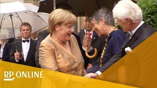 Festspiele in Bayreuth Merkel trotzt in Bronze dem herbstlichem Wetter [upl. by Ambros]