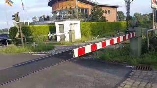 Rotlichtverstoß am Bahnübergang  Pedestrian ignores the red Sigmals on german Railroad Crossing [upl. by Leotie]