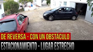 Estacionamiento en un lugar estrecho en marcha atrás  con un obstáculo [upl. by Noirda]