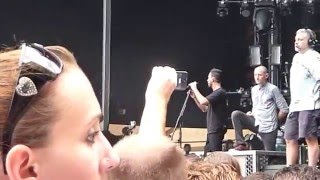 Linkin Park helps fan during Points Of Authority  Sydney Soundwave 2013 [upl. by Berkie648]