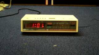 1980s Soundesign DIGITAL clock radio alarm and snooze operation [upl. by Affay344]