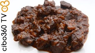 Gulasch o gulash ricetta tradizionale [upl. by Demmahum]