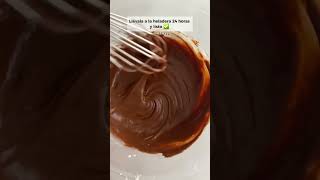 Cómo hacer crema de chocolate para decorar o rellenar  Reposteria fácil y rápida shorts [upl. by Adniles]