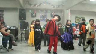 Oscarin y amiguitos bailando Thriller  Oscarin amp friends dancing Thriller [upl. by Alphard180]