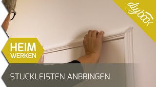 Das Tapetenbild  Stuckleisten anbringen und spachteln [upl. by Akerehs]