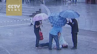 Chinese nurse goes viral after performing CPR in the rain [upl. by Hoffarth220]