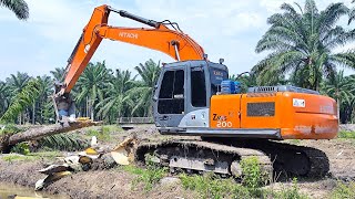 EXCAVATOR HITACHI ZAXIS 200 CHIPPING BATANG POKOK SAWIT [upl. by Salem715]