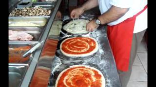 Pizza Tradition Sarralbe  Garniture des pizzas [upl. by Anhoj226]