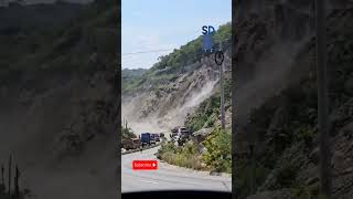 Píloto graban momento exacto de derrumbe en kilómetro 61 de la ruta al Atlántico [upl. by Tav]