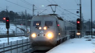 Snö med X2000 InterCity och andra tåg i Flemingsberg [upl. by Zelikow]