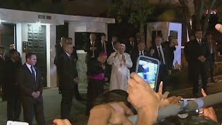 Papa Francisco sale de la nunciatura a saluda a sus fieles [upl. by Angelia]