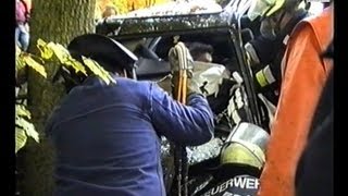 Feuerwehr Stuttgart HEAVY MVA  Zwei Eingeklemmte nach VUSchwer aufwendige Rettung 1996 [upl. by Ayiram]