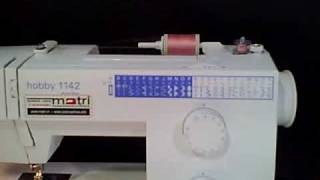 wwwmatrinl Pfaff hobby serie opspoelen en spoel plaatsen naaimachine  sewing machine [upl. by Irahcaz]