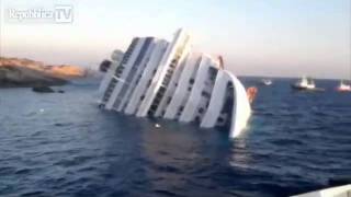 Costa Concordia affonda NAUFRAGIO INCIDENTE ISOLA DEL GIGLIOlo scafo visto da vicino [upl. by Eylk160]