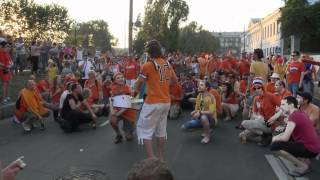 Oranjefans spelen het Oekraïens volkslied in de Oranjemars voor NederlandDuitsland EK 2012 [upl. by Yetnom559]