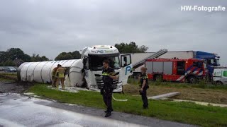 Vrachtwagen in sloot op A28 tussen Zwolle en De Lichtmis [upl. by Sherborn664]