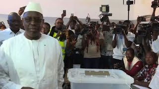 Au Sénégal le président Macky Sall espère un second mandat [upl. by Lucina281]