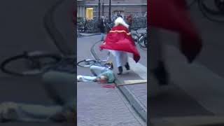 Sinterklaas steelt fiets 🚲 💥 sinterklaas fail [upl. by Merrow549]