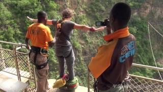 Смертельный дубль тарзанка у водопада Виктория Bangeejump Victoria Falls [upl. by Junna]