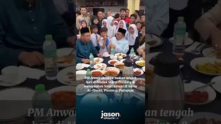 PM Anwar makan tengah hari di Medan Selera Presint 9 amp menunaikan Solat Jumaat di Surau AlHusna [upl. by Jeramie808]