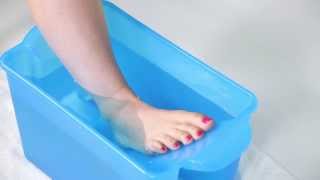 How To Use AnkleAid Ice and Hot Water Ankle Therapy Bath [upl. by Ebbie]