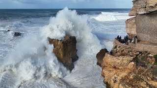 Die Monsterwellen von Nazaré in Portugal [upl. by Eimia]