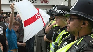 Enfrentamientos entre manifestantes de ultraderecha y la policía británica en varias ciudades  AFP [upl. by Johnson]