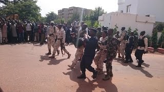 Attaque à Bamako  quotLes forces spéciales maliennes tentent de prendre en étau les 3 terroristesquot [upl. by Ylle]