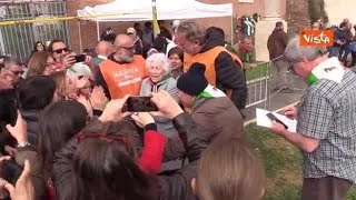 Festa della Liberazione la partigiana di 94 anni Luciana Romoli canta ‘Bella Ciao’ con i manif [upl. by Ecerahc55]