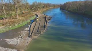 Renaturierung Untere Isar Herstellung von Flachwasserzonen durch Kieseinbringung [upl. by Danas]