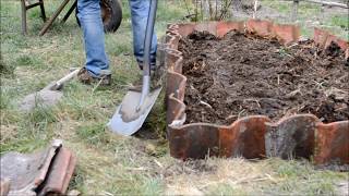 Beetumrandung mit Dachziegeln bauen  KompostampLiebe [upl. by Camm170]