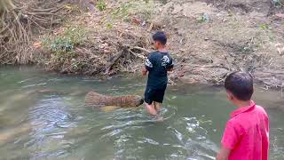 AMAZING USING FISH TRAPS BAMBOO  NATURAL VIDEO RURAL  FISHING VIDEO IN SEASON 2024 [upl. by Porty]