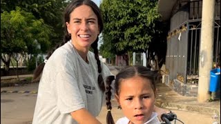 Se burlaban de la niña pobr3 porque su mamá la traía en bicicleta😢 [upl. by Nauquf108]