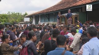 Jogja Archive TRADISI JAMASAN KERETA KRATON JOGJA [upl. by Nnailuj689]