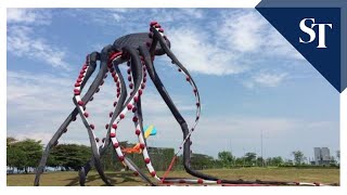 Giant octopus kite flying at Marina Barrage [upl. by Cila815]