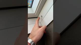 Wozu dieses Loch am Fenster😨🧼 fenster haushalt funktion gutzuwissen putzen tricks geheim [upl. by Cindee]