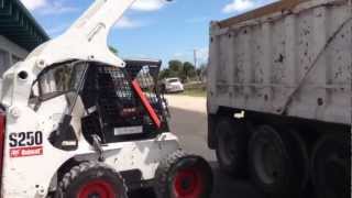 bobcat S250 no concreto [upl. by Ettelrac366]