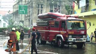 PEMADAM KEBAKARAN PADAMKAN API DIKEPUNG BANJIR  Kotatua Jakarta Barat 2013 Original [upl. by Vonni]