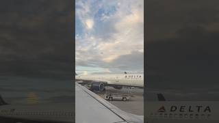 Timelapse of an airplane landing at the FLL airport [upl. by Navarro]