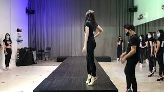 Solo  Learn catwalk  Modeling  Runway walk  How to walk [upl. by Nodnas107]