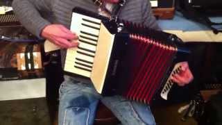 Accordéon piano HOHNER 2 voix et 32 Basses Test client [upl. by Atirahc779]