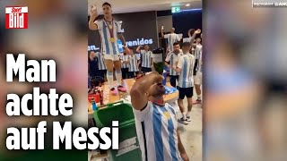 WM 2022 Argentinien feiert wilde KabinenParty mit Messi und Co [upl. by Minda]