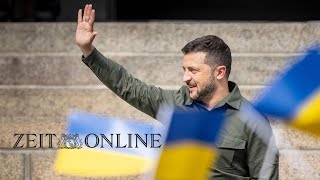 Wolodymyr Selenskyj bedankt sich vor dänischem Parlament für Kampfjetzusage [upl. by Llerdnod]